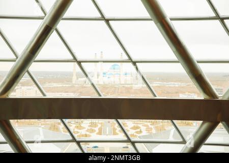 Glasfenster der nur-Alem-Kugel auf der EXPO 2017 und der Zentralkathedralmoschee. Astana Nur-Sultan, Kasachstan - 10.24.2022. Stockfoto