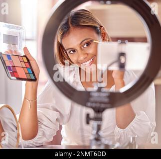 Make-up, Live-Streaming und Frau mit Augenschatten und Lächeln für Beauty-, Kosmetik- und Modevlog. Content-Ersteller, Social-Media-Influencer und glücklich Stockfoto