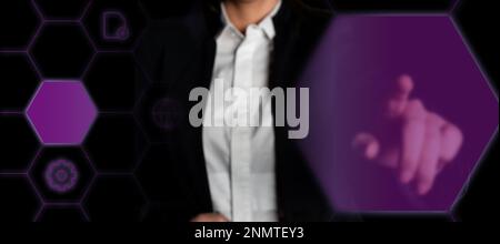 Mann sitzt am Tisch mit Laptop. Große weiße Sprechblase für Text-Overhead. Leeres Dialogfeld auf hellem farbigem Hintergrund. Zeichnungsabbildung. Stockfoto