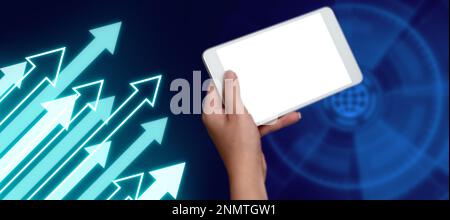 Mann sitzt am Tisch mit Laptop. Große weiße Sprechblase für Text-Overhead. Leeres Dialogfeld auf hellem farbigem Hintergrund. Zeichnungsabbildung. Stockfoto
