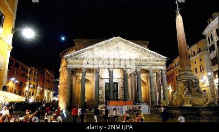 Ein Blick auf das Pantheon auf einem der historischen Plätze Roms während eines Sommerabends. Stockfoto