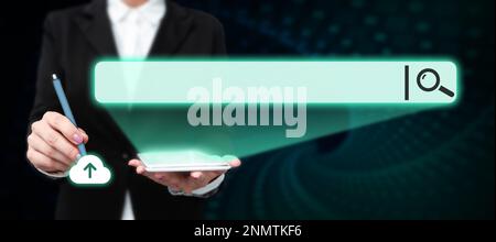 Mann sitzt am Tisch mit Laptop. Große weiße Sprechblase für Text-Overhead. Leeres Dialogfeld auf hellem farbigem Hintergrund. Zeichnungsabbildung. Stockfoto