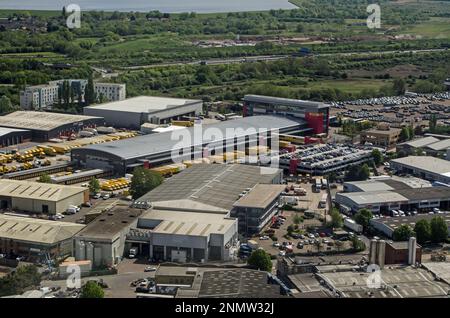 Slough, Vereinigtes Königreich - 26. April 2022: Luftaufnahme eines Industriegebiets in Colnbrook, Slough, das das Southern Hub von DHL Express umfasst. Die Lagerhäuser Stockfoto