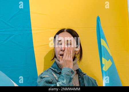 Istanbul, Türkei. 24. Februar 2023. Eine Frau wischte sich die Tränen aus den Augen während einer Anti-Kriegs-Demonstration in Istanbul. Demonstranten versammeln sich in Zentral-Istanbul, der Türkei, um den einjährigen Jahrestag der russischen Invasion der Ukraine zu begehen. Nach einem Jahr russischer Invasion geht der Kampf weiter. Kredit: SOPA Images Limited/Alamy Live News Stockfoto