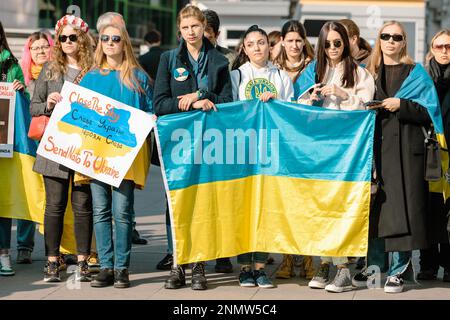 Istanbul, Türkei. 24. Februar 2023. Demonstranten halten während einer Anti-Kriegs-Demonstration in Istanbul eine ukrainische Flagge und ein Plakat. Demonstranten versammeln sich in Zentral-Istanbul, der Türkei, um den einjährigen Jahrestag der russischen Invasion der Ukraine zu begehen. Nach einem Jahr russischer Invasion geht der Kampf weiter. Kredit: SOPA Images Limited/Alamy Live News Stockfoto