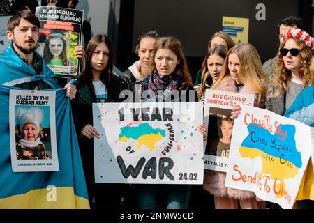 Istanbul, Türkei. 24. Februar 2023. Demonstranten halten während einer Anti-Kriegs-Demonstration in Istanbul Plakate, auf denen ihre Meinung zum Ausdruck gebracht wird. Demonstranten versammeln sich in Zentral-Istanbul, der Türkei, um den einjährigen Jahrestag der russischen Invasion der Ukraine zu begehen. Nach einem Jahr russischer Invasion geht der Kampf weiter. Kredit: SOPA Images Limited/Alamy Live News Stockfoto