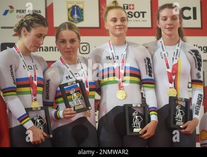 Jakarta, Indonesien. 24. Februar 2023. Team Deutschland posiert mit seinen Goldmedaillen, nachdem es beim UCI Track Cycling Nations Cup 2023 am 24. Februar 2023 in Jakarta, Indonesien, den Sprint des Frauenmanns gewonnen hat. Kredit: Zulkarnain/Xinhua/Alamy Live News Stockfoto