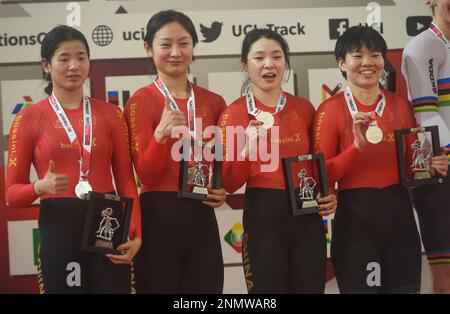 Jakarta, Indonesien. 24. Februar 2023. Team China posiert mit ihren Silbermedaillen bei der Verleihung des Frauenmannschaftssprint beim UCI Track Cycling Nations Cup 2023 in Jakarta, Indonesien, am 24. Februar 2023. Kredit: Zulkarnain/Xinhua/Alamy Live News Stockfoto