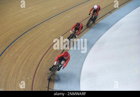 Jakarta, Indonesien. 24. Februar 2023. Team China tritt beim Sprint-Finale der Frauenmannschaft beim UCI Track Cycling Nations Cup 2023 in Jakarta, Indonesien, am 24. Februar 2023 an. Kredit: Zulkarnain/Xinhua/Alamy Live News Stockfoto