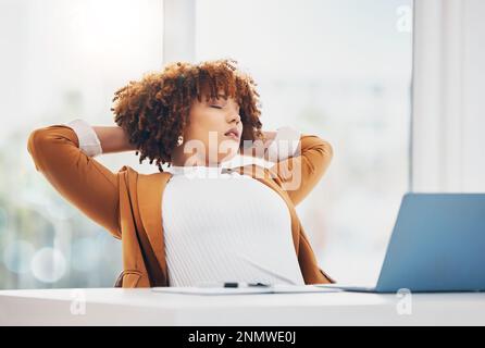 Geschäft, schwarze Frau im Amt und müde von Deadline, Schlaf und Müdigkeit mit dem neuen Projekt. Afroamerikanische Mitarbeiterin, Unternehmerin und Stockfoto