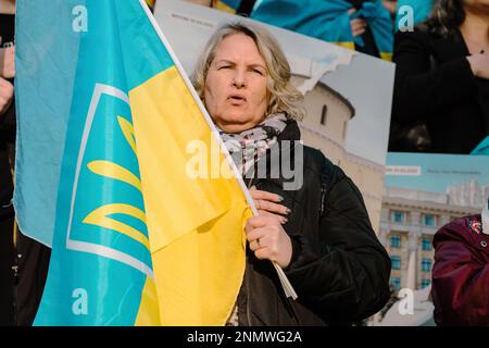 Istanbul, Türkei. 24. Februar 2023. Während einer Anti-Kriegs-Demonstration in Istanbul hält ein Demonstrante eine ukrainische Flagge. Demonstranten versammeln sich in Zentral-Istanbul, der Türkei, um den einjährigen Jahrestag der russischen Invasion der Ukraine zu begehen. Nach einem Jahr russischer Invasion geht der Kampf weiter. (Foto: Nicholas Muller/SOPA Images/Sipa USA) Guthaben: SIPA USA/Alamy Live News Stockfoto