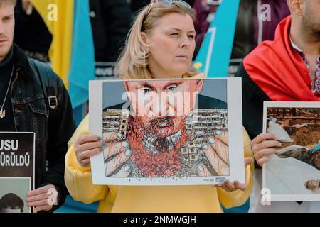 Istanbul, Türkei. 24. Februar 2023. Während einer Anti-Kriegs-Demonstration in Istanbul hält ein Protestteilnehmer eine Anti-Putin-Plakette. Demonstranten versammeln sich in Zentral-Istanbul, der Türkei, um den einjährigen Jahrestag der russischen Invasion der Ukraine zu begehen. Nach einem Jahr russischer Invasion geht der Kampf weiter. (Foto: Nicholas Muller/SOPA Images/Sipa USA) Guthaben: SIPA USA/Alamy Live News Stockfoto