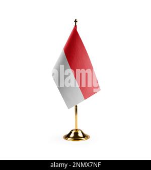 Kleine indonesische Nationalflagge auf weißem Hintergrund. Stockfoto