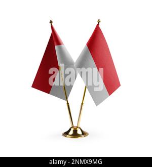 Kleine indonesische Nationalflaggen auf weißem Hintergrund. Stockfoto