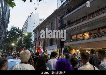 Buenos Aires, Argentinien. 24. Februar 2023. Die ukrainischen Bürger in Argentinien mobilisierten ein Jahr nach der russischen Invasion der Ukraine die russische Botschaft. (Foto: Esteban Osorio/Pacific Press) Kredit: Pacific Press Media Production Corp./Alamy Live News Stockfoto