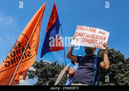 Antipolo City, Rizal, Philippinen. 25. Februar 2023. Philippinische Aktivisten versammeln sich am People Power Monument in Quezon City, Metro Manila, Philippinen, um dem 37.-jährigen Jubiläum der Revolution der Volksmacht zu gedenken, die den verstorbenen Diktator Ferdinand Marcos Sr. Am 25. Februar 2023 vertrieben hat. Demonstranten befassen sich mit den anhaltenden sozialen Herausforderungen des Landes unter der Regierung von Marcos Jr. in den ersten acht Monaten der Rückkehr der Marcoses nach 37 Jahren. Nach 14 Jahren haben die Philippinen eine Inflationsrate von 8,7 %, ein rapide ansteigendes Armutsniveau und eine Verschlechterung der Arbeitslosigkeit Stockfoto