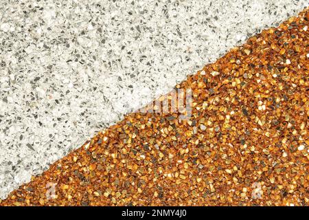 Abstrakter Hintergrund kleiner orangefarbener und grauer diagonal verbundener Kieselsteine. Stockfoto