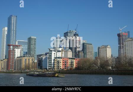 Canary Wharf - London, 2023. Canary Wharf ist das Finanzviertel von London in der Nähe der Themse. Es wurde Kanarienvogel als Schiffe von t genannt Stockfoto