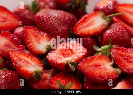 Frisch geschnittene Erdbeeren zum Füllen von Marmelade oder Kuchen, Nahaufnahme, Draufsicht Stockfoto