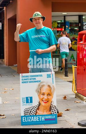 Sydney, Australien 25. Februar 2023: Der Wahlkampf mit Wahlfreunden in Kings Cross, Sydney, hat bereits begonnen für Elizabeth Farrelly, die bei den Wahlen in New South Wales am 25. März 2023 als unabhängige Oberhauskandidatin für Sydney kandidiert. Kredit: Stephen Dwyer / Alamy Live News Stockfoto