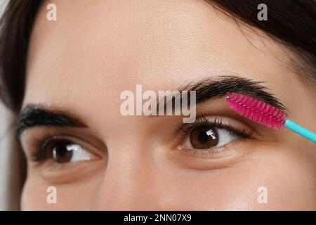 Augenbrauen der Frau nach dem Abfärben putzen, Nahaufnahme Stockfoto