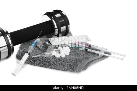 Verschiedene Medikamente, Handtücher und Sportgeräte auf weißem Hintergrund. Dopingkontrolle Stockfoto