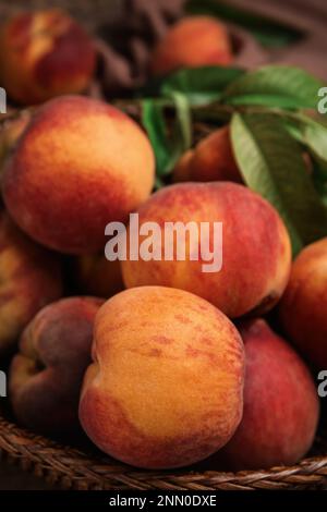 Frische, reife, saftige Pfirsiche im Korb, Nahaufnahme Stockfoto