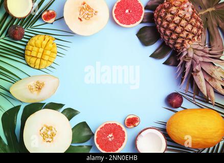 Rahmen aus Melone mit anderen Früchten und Platz für Text auf farbigem Hintergrund, Draufsicht. Sommerparty Stockfoto