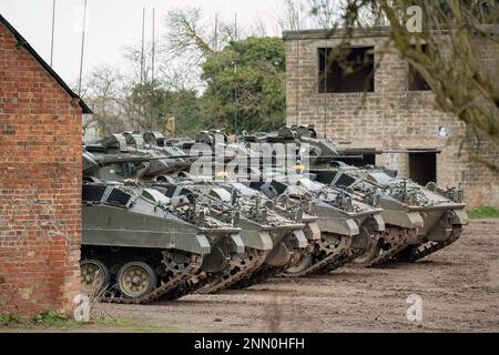 Mehrere Fahrzeuge der British Army Warrior FV510 für Infanteriekampf bereit zum Einsatz, Wiltshire UK Stockfoto