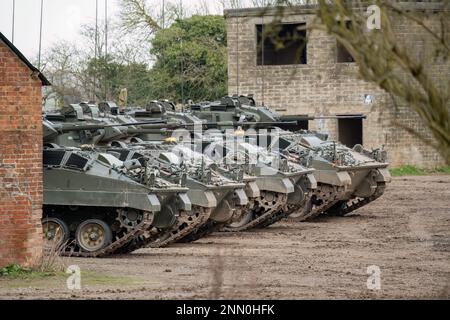 Mehrere Fahrzeuge der British Army Warrior FV510 für Infanteriekampf bereit zum Einsatz, Wiltshire UK Stockfoto