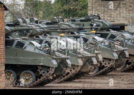 Mehrere Fahrzeuge der British Army Warrior FV510 für Infanteriekampf bereit zum Einsatz, Wiltshire UK Stockfoto