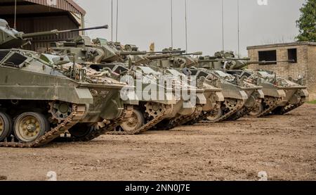 Mehrere Fahrzeuge der British Army Warrior FV510 für Infanteriekampf bereit zum Einsatz, Wiltshire UK Stockfoto