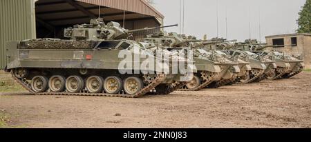 Mehrere Fahrzeuge der British Army Warrior FV510 für Infanteriekampf bereit zum Einsatz, Wiltshire UK Stockfoto