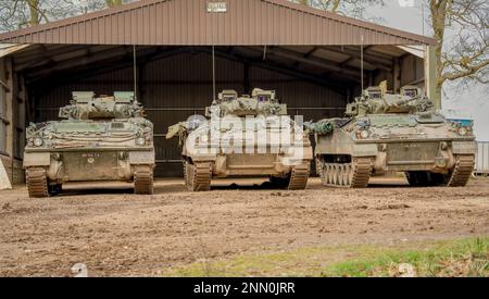 Mehrere Fahrzeuge der British Army Warrior FV510 für Infanteriekampf bereit zum Einsatz, Wiltshire UK Stockfoto