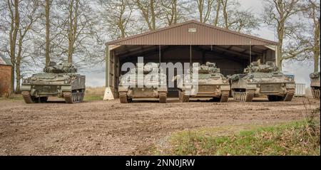 Mehrere Fahrzeuge der British Army Warrior FV510 für Infanteriekampf bereit zum Einsatz, Wiltshire UK Stockfoto