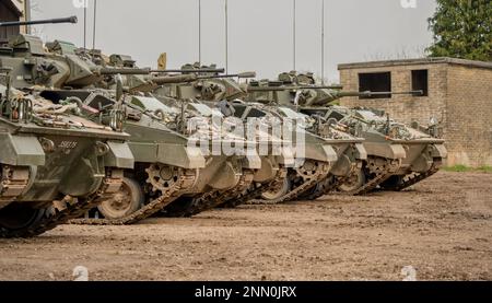 Mehrere Fahrzeuge der British Army Warrior FV510 für Infanteriekampf bereit zum Einsatz, Wiltshire UK Stockfoto