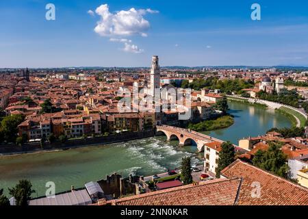 Aus der Vogelperspektive sehen Sie das historische Zentrum von Verona, die Kathedrale, den Fluss Adige und die Brücke Ponte Pietra vom Castel San Pietro aus. Stockfoto