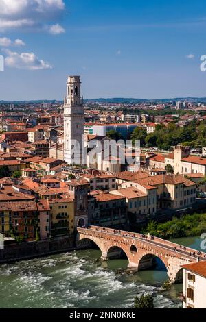 Aus der Vogelperspektive sehen Sie das historische Zentrum von Verona, die Kathedrale, den Fluss Adige und die Brücke Ponte Pietra vom Castel San Pietro aus. Stockfoto