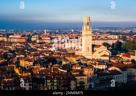 Aus der Vogelperspektive auf das historische Zentrum von Verona mit Gebäude und Turm der Kathedrale, von der Burg San Pietro aus gesehen. Stockfoto