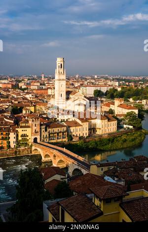 Luftaufnahme auf das historische Zentrum von Verona mit Gebäude und Turm der Kathedrale und der Brücke Ponte Pietra, von Castel San Pietro aus gesehen. Stockfoto