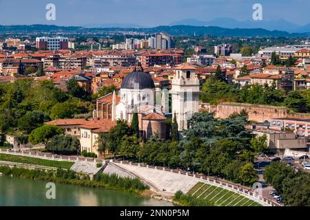 Luftaufnahme der Kirche Chiesa di San Giorgio in Braida, die sich am Fluss Adige befindet, vom Castel San Pietro aus gesehen. Stockfoto