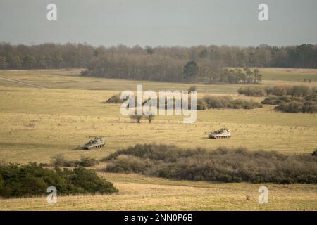 Zwei vom britischen Militär AS90 (AS-90 Braveheart Gun Equipment 155mm L131) gepanzerte selbstfahrende Haubitzen in einer militärischen Übung, Wiltshire UK Stockfoto