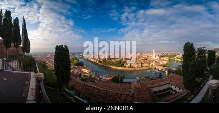 Panoramablick aus der Vogelperspektive auf das historische Zentrum von Verona, die Kathedrale, den Fluss Adige und die Brücke Ponte Pietra, vom Castel San Pietro aus gesehen. Stockfoto