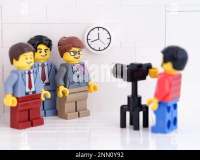 Tambov, Russische Föderation - 22. Februar 2023 Ein Lego-Fotograf, der Fotos von drei Lego-Business-sperson-Minifigures in ihrem Stück macht Stockfoto