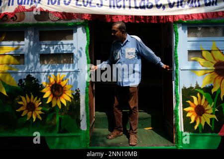 Kalkutta, Indien. 24. Februar 2023. Blick auf eine dekorierte Straßenbahn im Straßenbahndepot Esplanade. Verschiedene Organisationen für Straßenbahnliebhaber feiern 150 Jahre Straßenbahnservice in Kalkutta, Indien. Das Hauptthema des Programms ist die Erhaltung der traditionellen Straßenbahndienste und die Förderung umweltfreundlicher Mobilität und umweltfreier Verkehrsdienste. Nach Angaben der Website der West Bengal Transport Corporation (WBTC) rollte die erste Straßenbahn, ein Pferdewagen, am 24. Februar 1873 auf die Strecke. Die Straßenbahn ist aufgrund verschiedener U-Bahn-Projekte und moderner Verkehrswege in der Stadt am Rande des Aussterbens. Derzeit von 30 Straßenbahnen Stockfoto