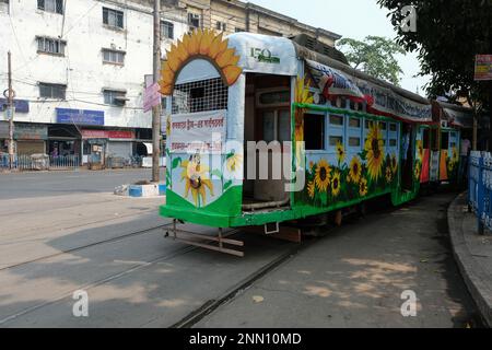 Kalkutta, Indien. 24. Februar 2023. Blick auf eine dekorierte Straßenbahn im Straßenbahndepot Esplanade. Verschiedene Organisationen für Straßenbahnliebhaber feiern 150 Jahre Straßenbahnservice in Kalkutta, Indien. Das Hauptthema des Programms ist die Erhaltung der traditionellen Straßenbahndienste und die Förderung umweltfreundlicher Mobilität und umweltfreier Verkehrsdienste. Nach Angaben der Website der West Bengal Transport Corporation (WBTC) rollte die erste Straßenbahn, ein Pferdewagen, am 24. Februar 1873 auf die Strecke. Die Straßenbahn ist aufgrund verschiedener U-Bahn-Projekte und moderner Verkehrswege in der Stadt am Rande des Aussterbens. Derzeit von 30 Straßenbahnen Stockfoto