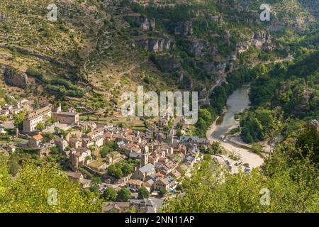 Das Dorf Sainte-Enimie in den Gorges du Tarn, eines der schönsten Dörfer Frankreichs. Occitanie, Lozere, Florac. Stockfoto