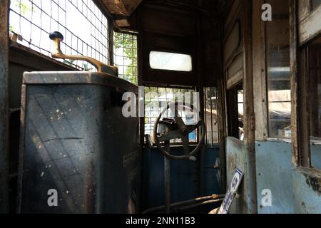 Kalkutta, Indien. 24. Februar 2023. Innenansicht der Fahrerkammer einer traditionellen Straßenbahn im Straßenbahndepot Esplanade. Verschiedene Organisationen für Straßenbahnliebhaber feiern 150 Jahre Straßenbahnservice in Kalkutta, Indien. Das Hauptthema des Programms ist die Erhaltung der traditionellen Straßenbahndienste und die Förderung umweltfreundlicher Mobilität und umweltfreier Verkehrsdienste. Nach Angaben der Website der West Bengal Transport Corporation (WBTC) rollte die erste Straßenbahn, ein Pferdewagen, am 24. Februar 1873 auf die Strecke. Die Straßenbahn ist aufgrund verschiedener U-Bahn-Projekte und moderner Verkehrswege in der Stadt am Rande des Aussterbens. Währ Stockfoto