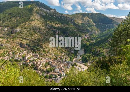 Das Dorf Sainte-Enimie in den Gorges du Tarn, eines der schönsten Dörfer Frankreichs. Occitanie, Lozere, Florac. Stockfoto