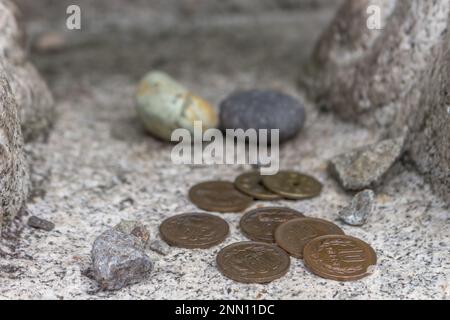 10-Yen- und 50-Yen-Münzen im Shrine, Kanazawa, Japan. Stockfoto